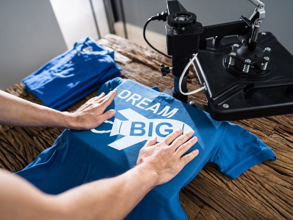 Jak przebiega zamawianie koszulek z własnym nadrukiem w drukarni?